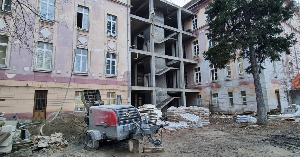 Közel fele már megújult a Zeyk Domokos Szakközépiskola épületének